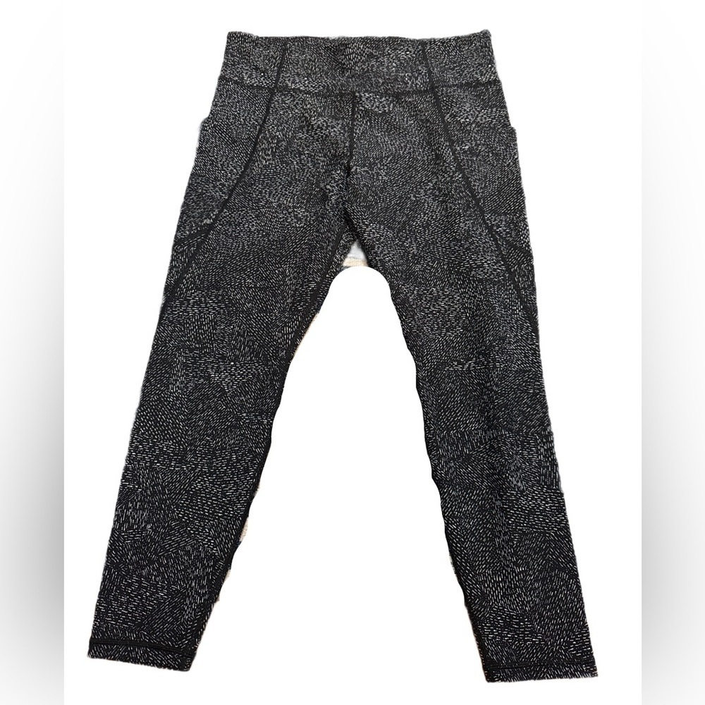 Athleta Black and White Salutation Stash Pocket Tight XL 25”